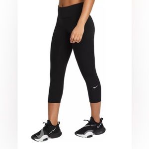 Nike capri leggings swoosh mark logo solid black Women’s Size Large